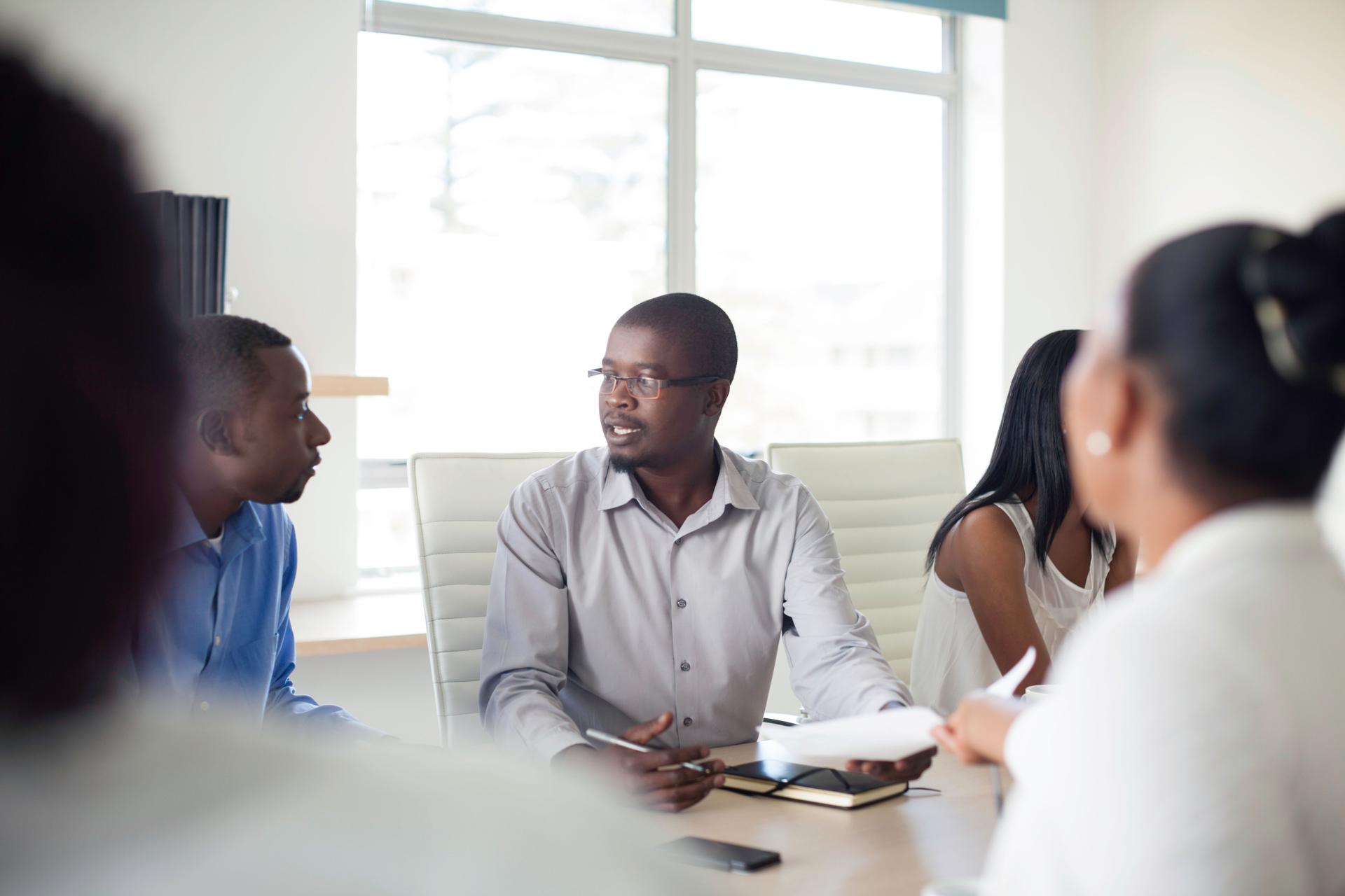 African hommes d'affaires d'avoir une discussion lors d'une réunion