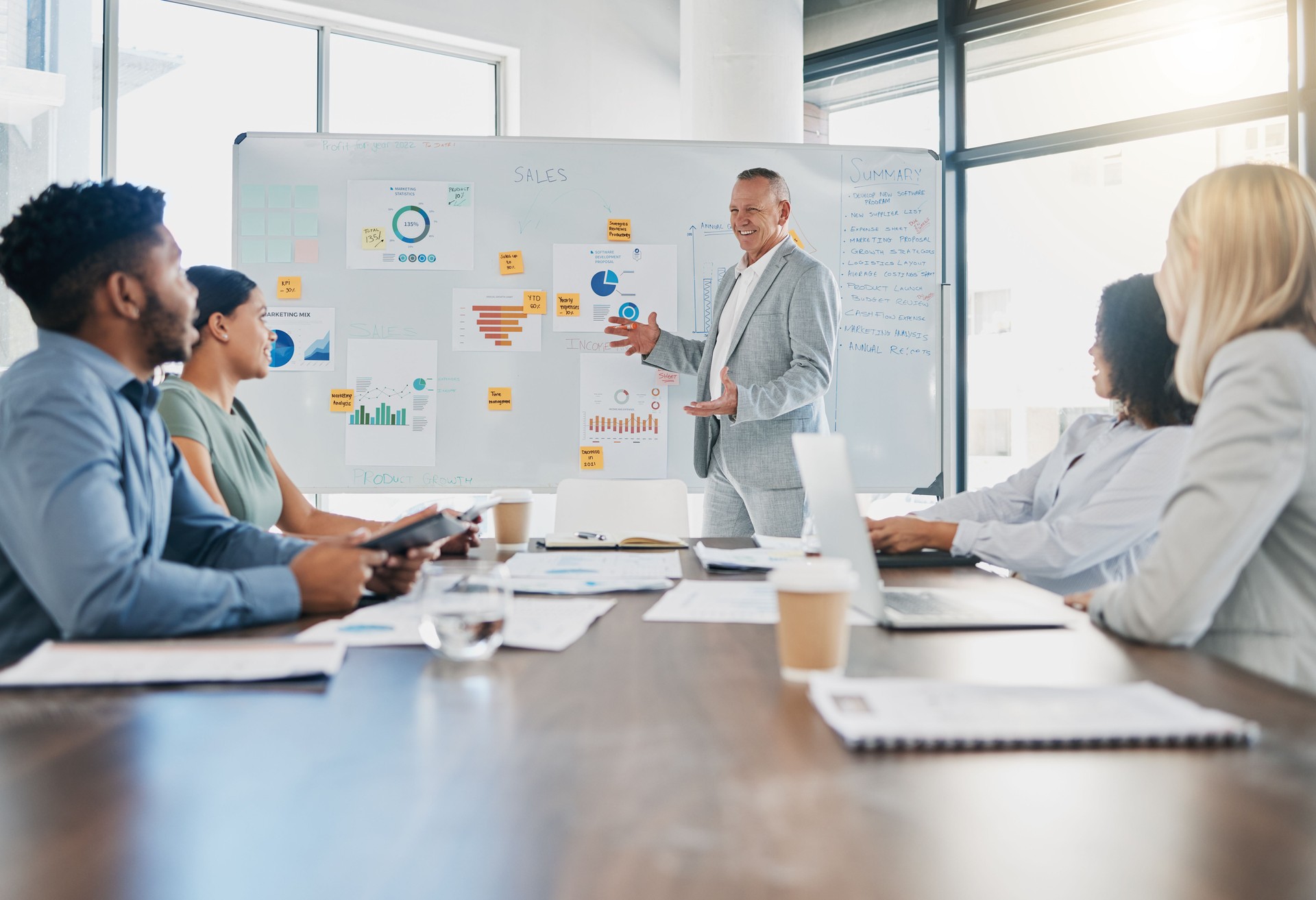 Affaires, conférencier et présentation pour atelier, conférence et questions. Groupe, leader ou homme en réunion avec le personnel, travail d’équipe et séminaire pour un nouveau processus, une formation système ou des graphiques pour la croissance