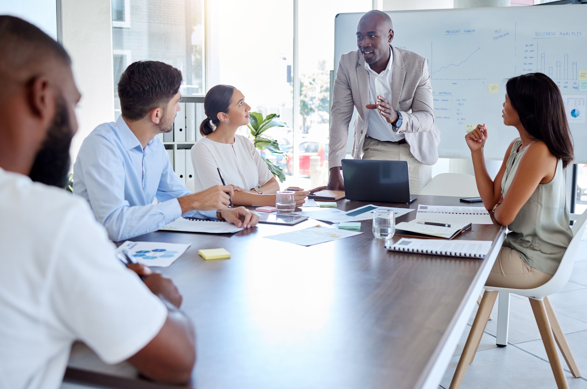 Homme noir, conférencier et ordinateur portable dans la salle de réunion d’affaires, de planification stratégique et de marketing numérique du bureau mondial. Parler de gestionnaire, de mentor et de technologie de leadership dans la formation au trav