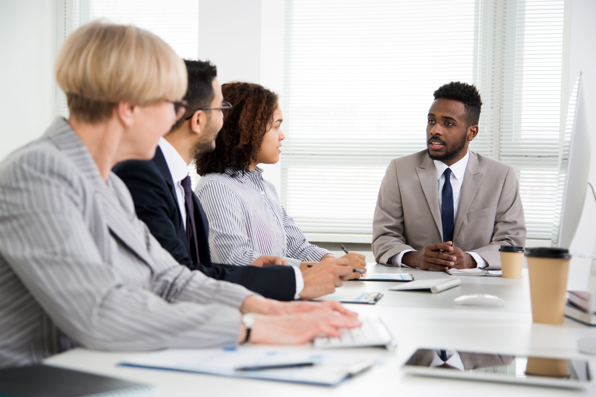 Les gens d’affaires travaillant ensemble dans le bureau
