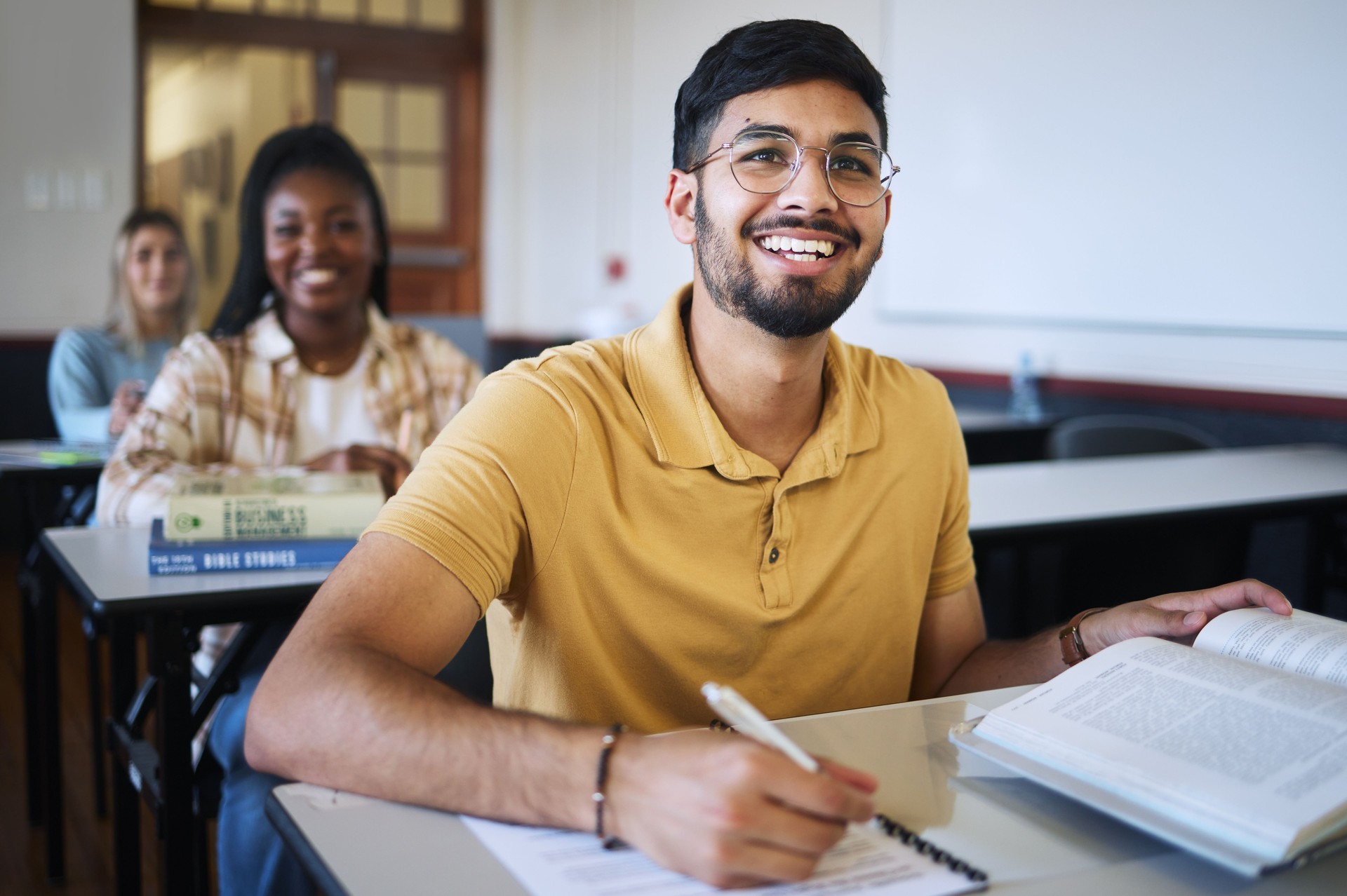 Étudier, en classe et les étudiants avec l’éducation, l’apprentissage et les connaissances pour l’examen, le test et l’évaluation en écriture linguistique. Livres, cahier et étudiant universitaire heureux avec le sourire pour la diversité en