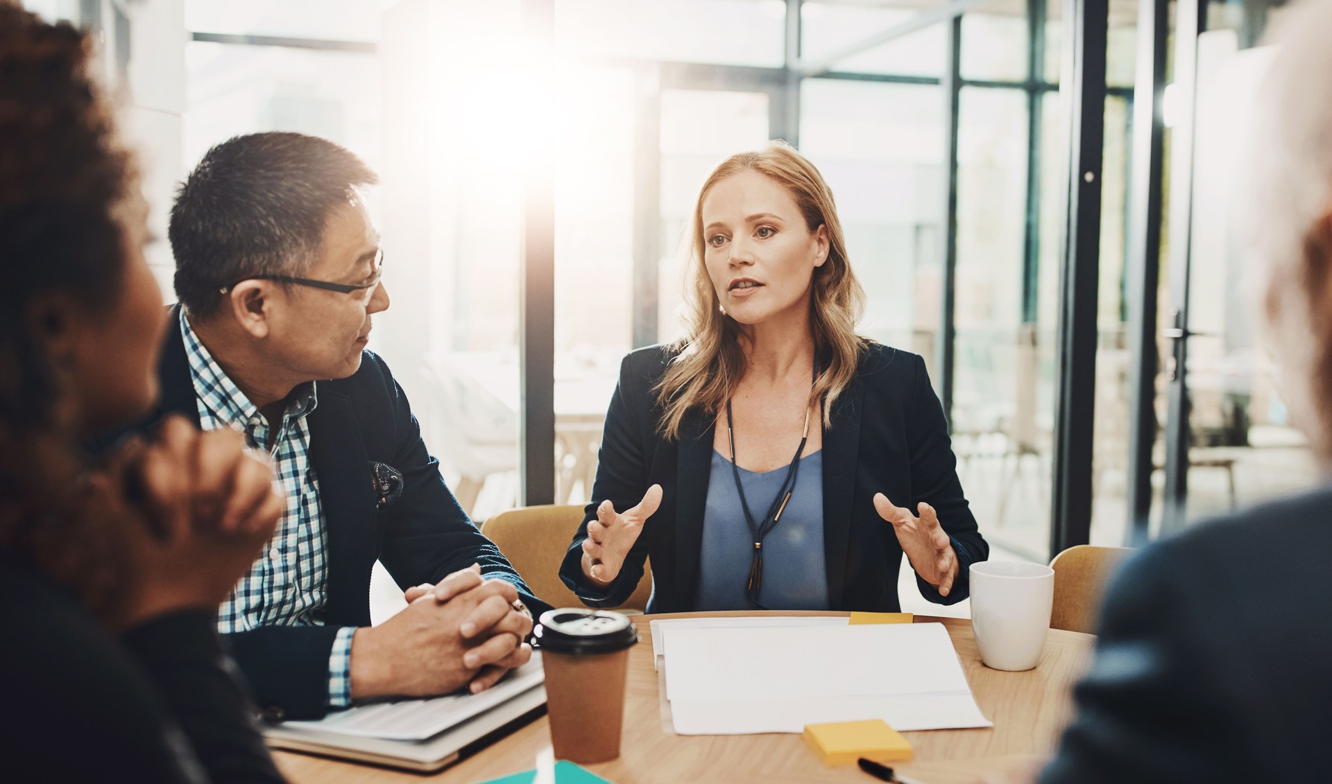 Des gens de bureau, de réunion et d’affaires avec des documents en discussion pour la négociation, la proposition et la planification. Collaborateur, communication et idée en consultation pour fusion, acquisition et consolidation b2b