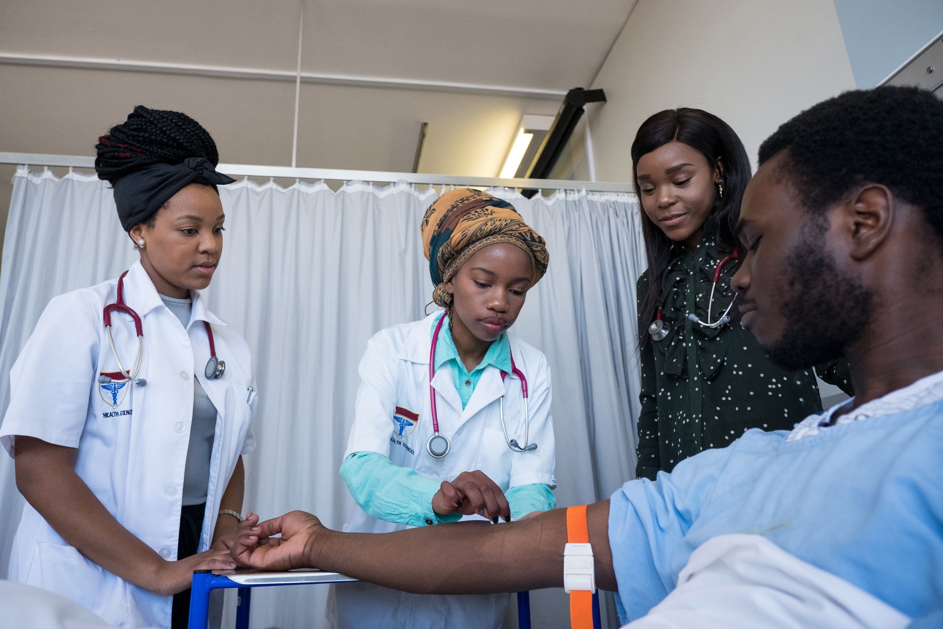 Étudiants en médecine pratiquant la méthode de l’injection d’un bras de patients