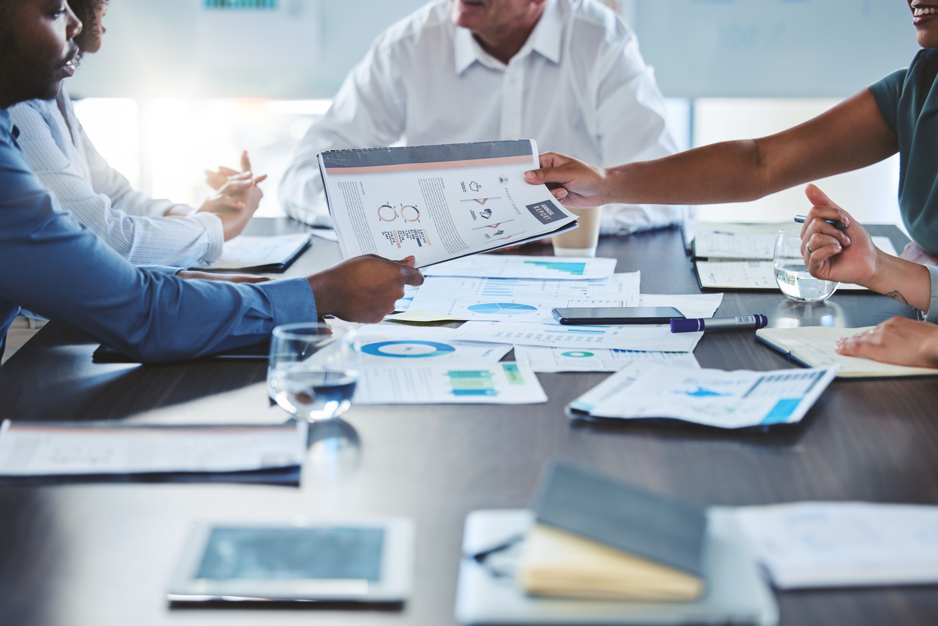 Travail d’équipe d’affaires, paperasse et planification rapport annuel, recherche et budget financier au bureau. Les gens de l’entreprise donnent des documents statistiques sur notre réunion de vision, l’analyse des ventes et la croissance